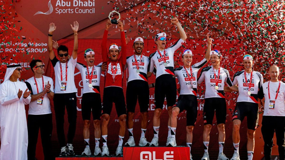 Isaac del Toro alzando el título de campeón absoluto en el UAE Tour 2026. Foto: UAE Emirates Oficial.