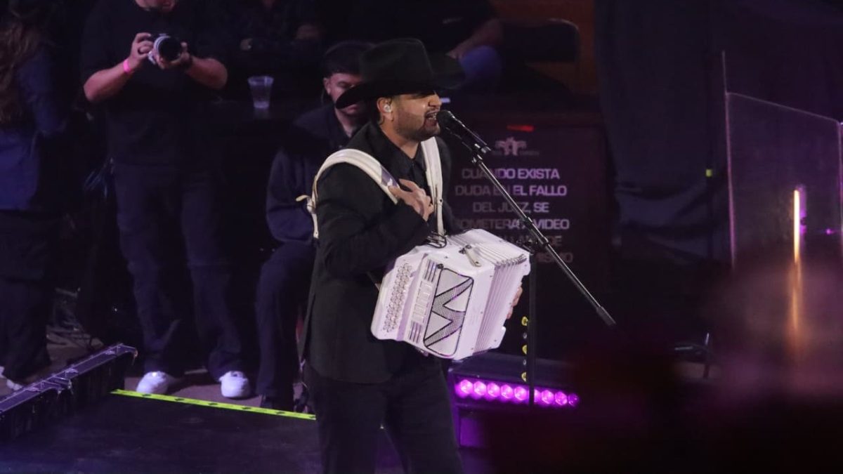 Edén Muñoz tocando el acordeón durante su concierto en el Palenque de la Feria de León 2026