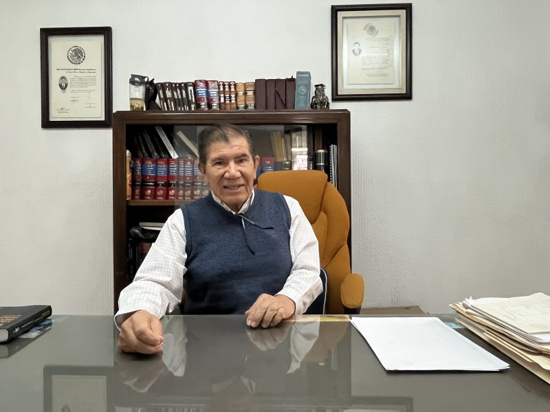 Eugenio Quiroz Godínez ejerce su profesión de abogado.
