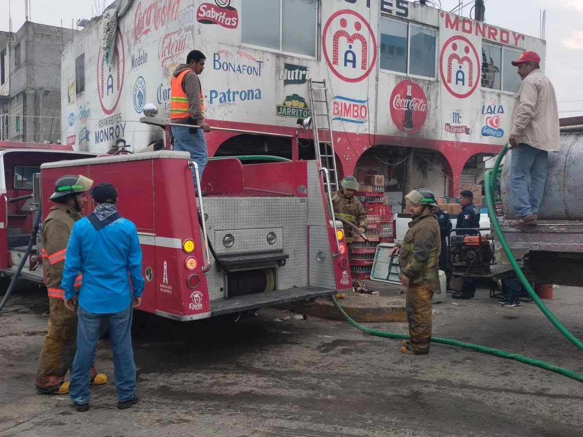 Incendio consume abarrotera en mercado de Huejutla