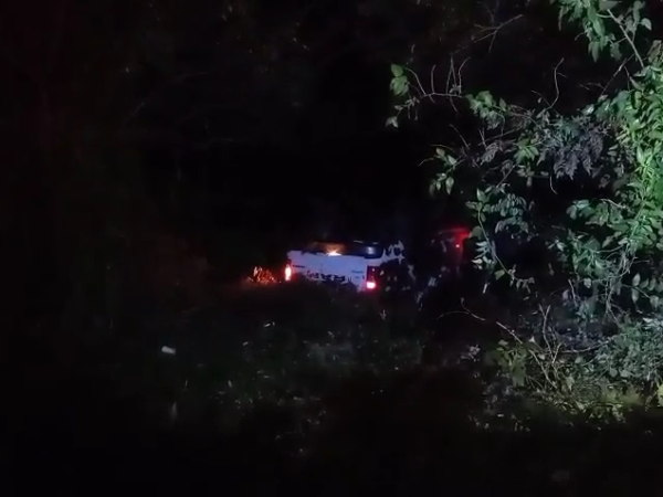 Camioneta con menores de edad cae a presa en Huejutla; hay cinco lesionados