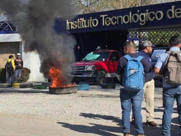 Protesta estudiantil paraliza actividades en el Tecnológico de Huejutla