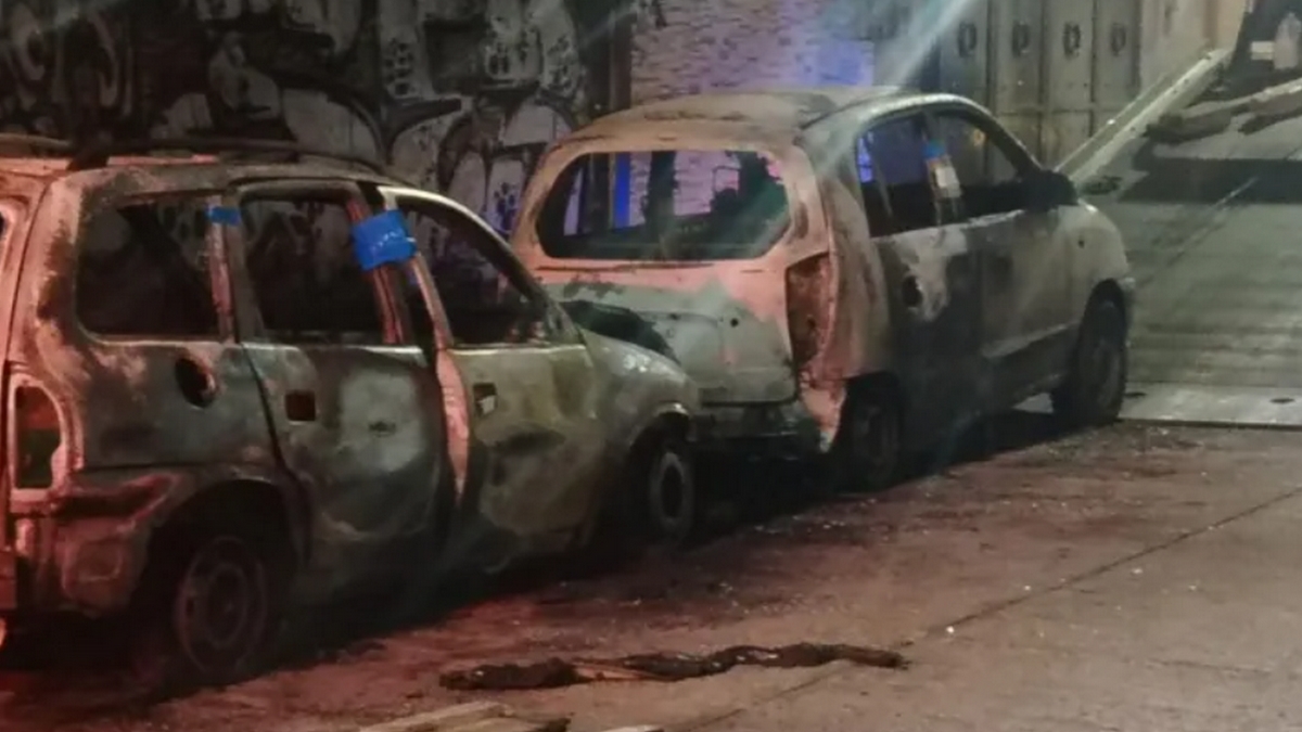 Los autos quemados en la colonia Del Valle en Celaya. Foto: Cortesía SSP