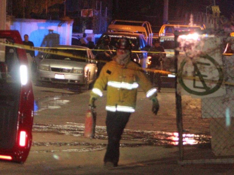 Reportan incendio en León dentro de pensión de camiones