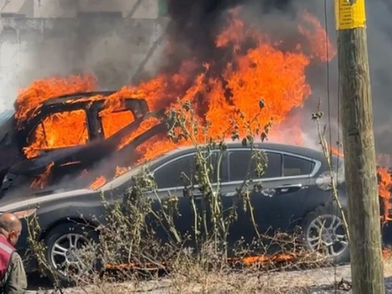 Incendio en Salvatierra consume tres vehículos en la colonia Dos Plazas
