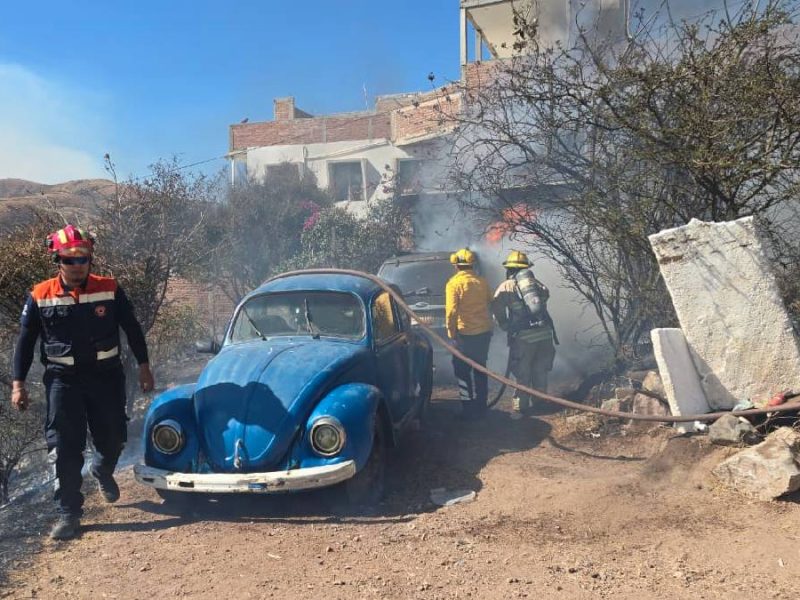 Incendio en colonia Las Águilas daña vehículos y moviliza a cuerpos de emergencia