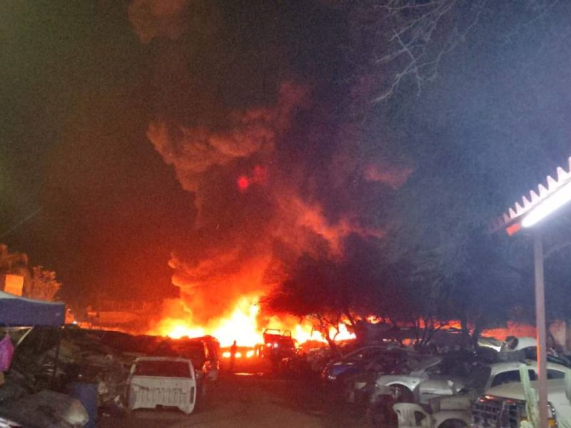 Incendio en yonke de Purísima del Rincón: Evacuan 20 casas por siniestro