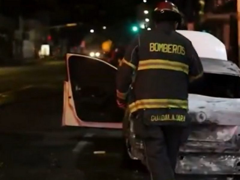 Sujetos prenden fuego a vehículos en Jalisco; reportan 15 unidades afectadas