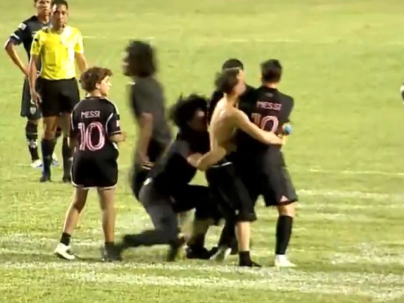 Messi es derribado, tras invasión de aficionados en el terreno de juego