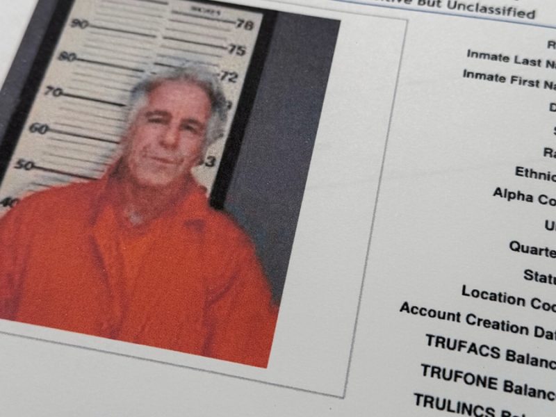 Departamento de Justicia de EU revisa si se retuvieron por error archivos vinculados a Jeffrey Epstein
