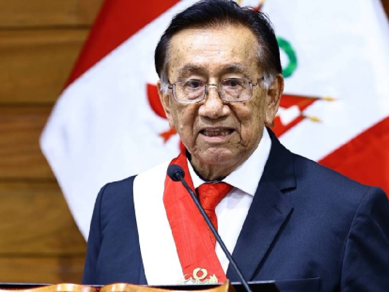 Elige Congreso a José María Balcázar presidente de Perú interino