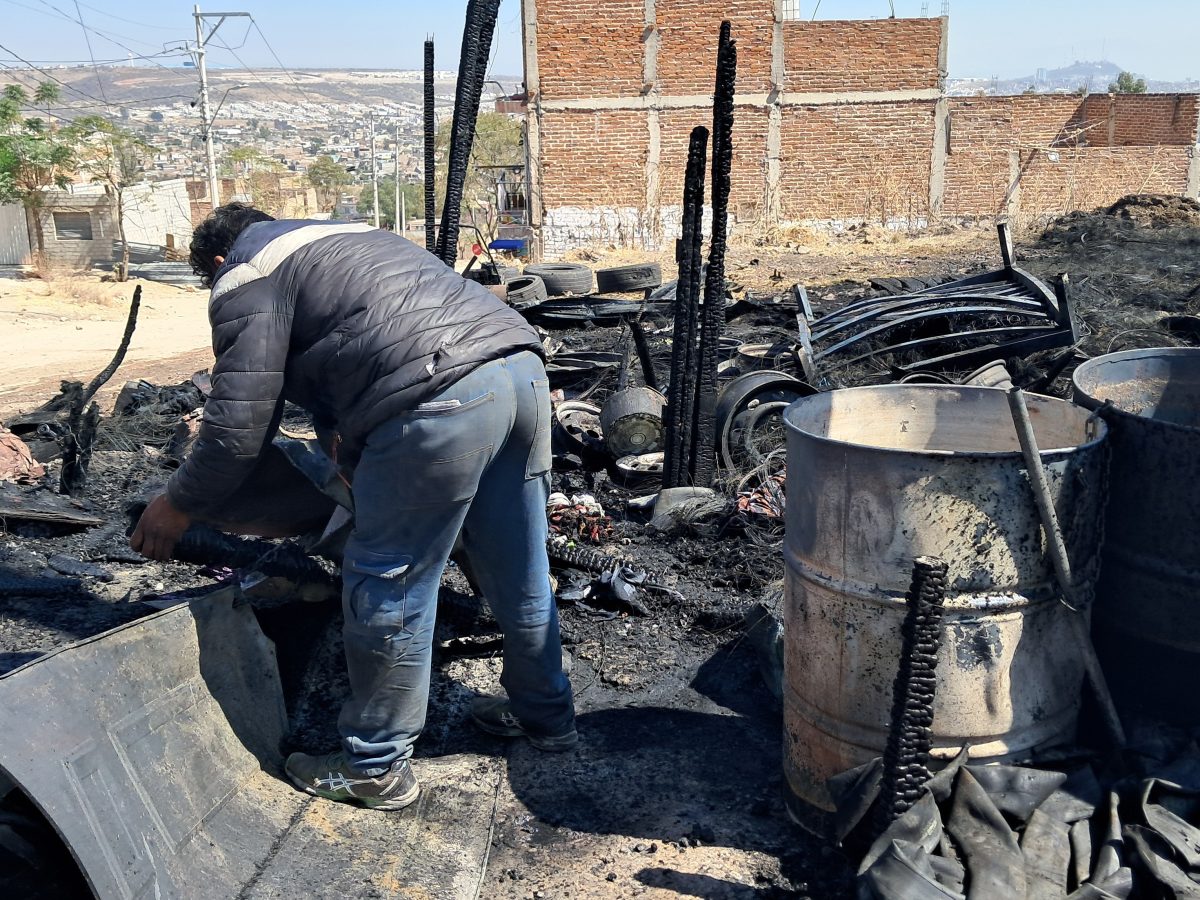 Incendio en Cruz de la Soledad deja a comerciante sin vulcanizadora ni patrimonio