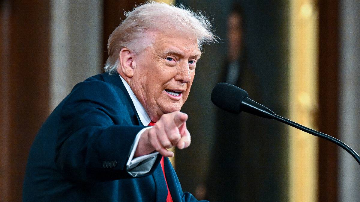 Juez declara ilegal deportaciones Trump