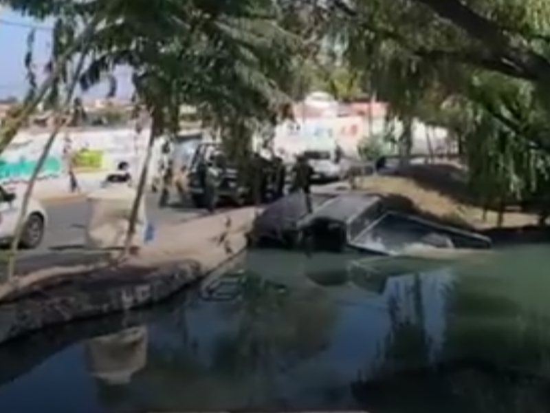 Auto cae al ojo de agua de La Angostura; conductor quería llenar tinaco, pero dejó la reversa