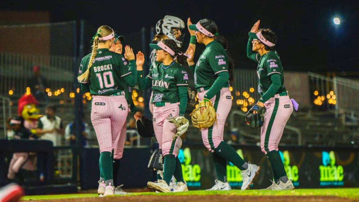 Las Bravas de León celebran ante Charros Softbol Femenil. Bravas de León.