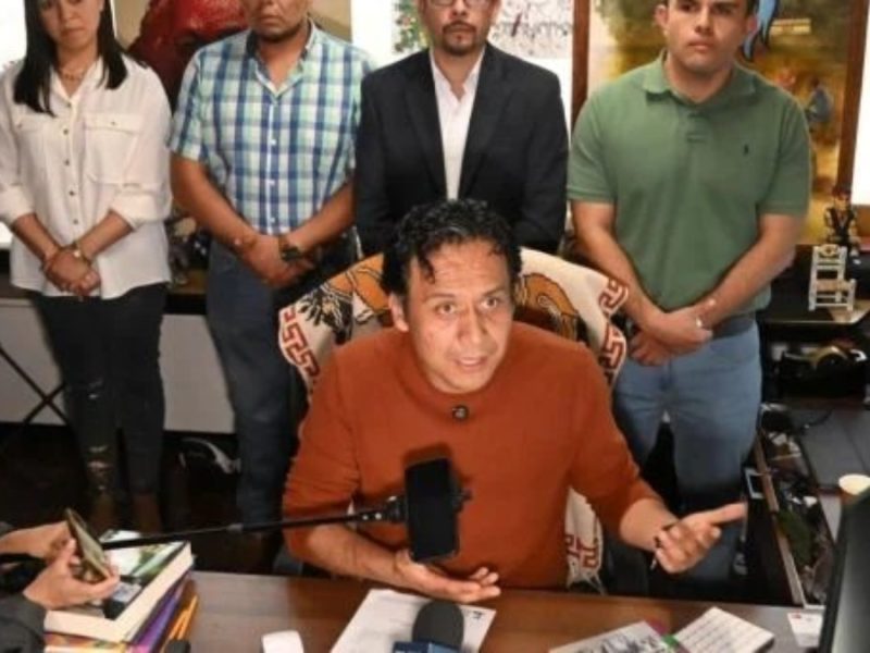 Marx Arriaga sigue atrincherado en oficina; desconoce despido de la SEP y llama a protestar