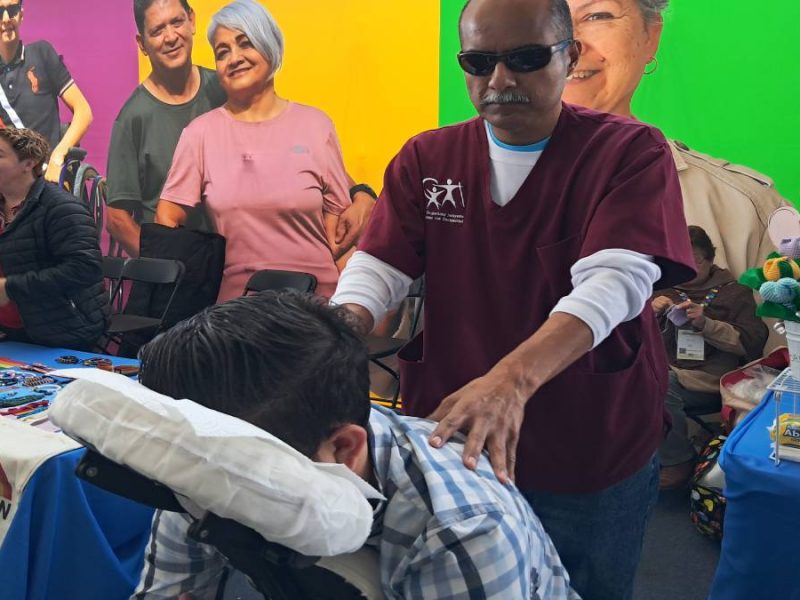 Masajes en la Feria de León: Emprendimiento incluyente de la Asociación COID