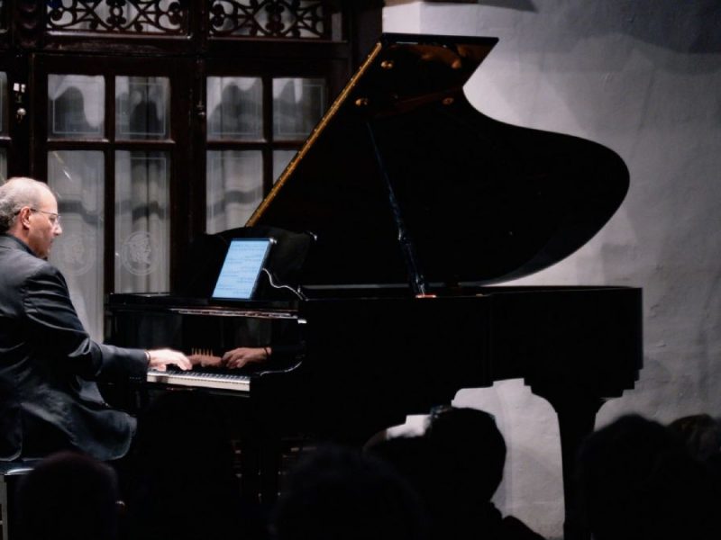 El piano de Mauricio Náder revive clásicos del cine en Jueves Musicales del MIQ