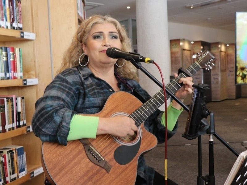 Mónica Lara cantautora de trova en Guanajuato tocando la guitarra 01
