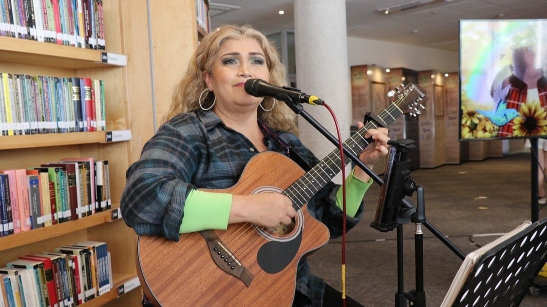 Mónica Lara cantautora de trova en Guanajuato tocando la guitarra 01