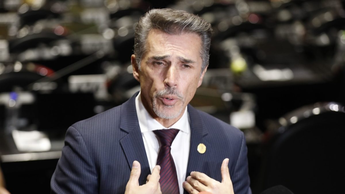 Morena suspende al diputado Sergio Mayer por entrar a La casa de los famosos