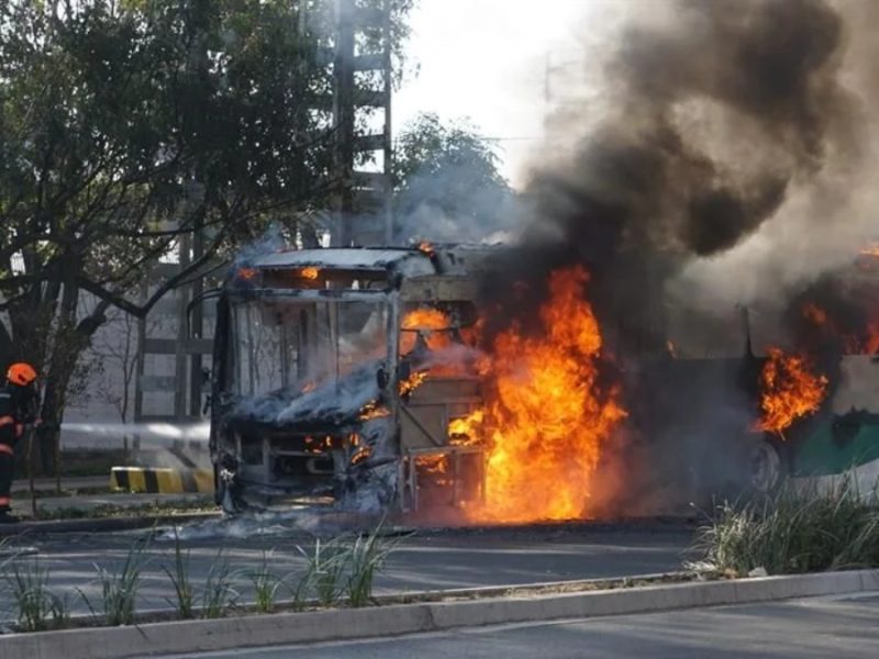 Arde Jalisco y a sus alrededores por múltiples narcobloqueos: Federación activa código rojo