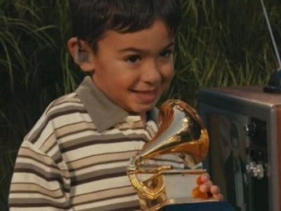 ¿Quién es el niño que salió con Bad Bunny en el Super Bowl?