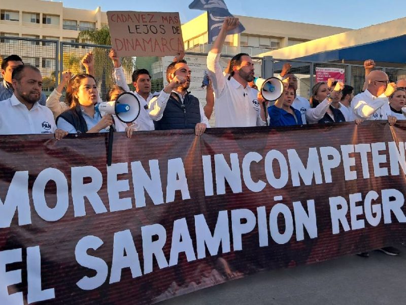 PAN Guanajuato protesta en el Hospital de Alta Especialidad por crisis de sarampión