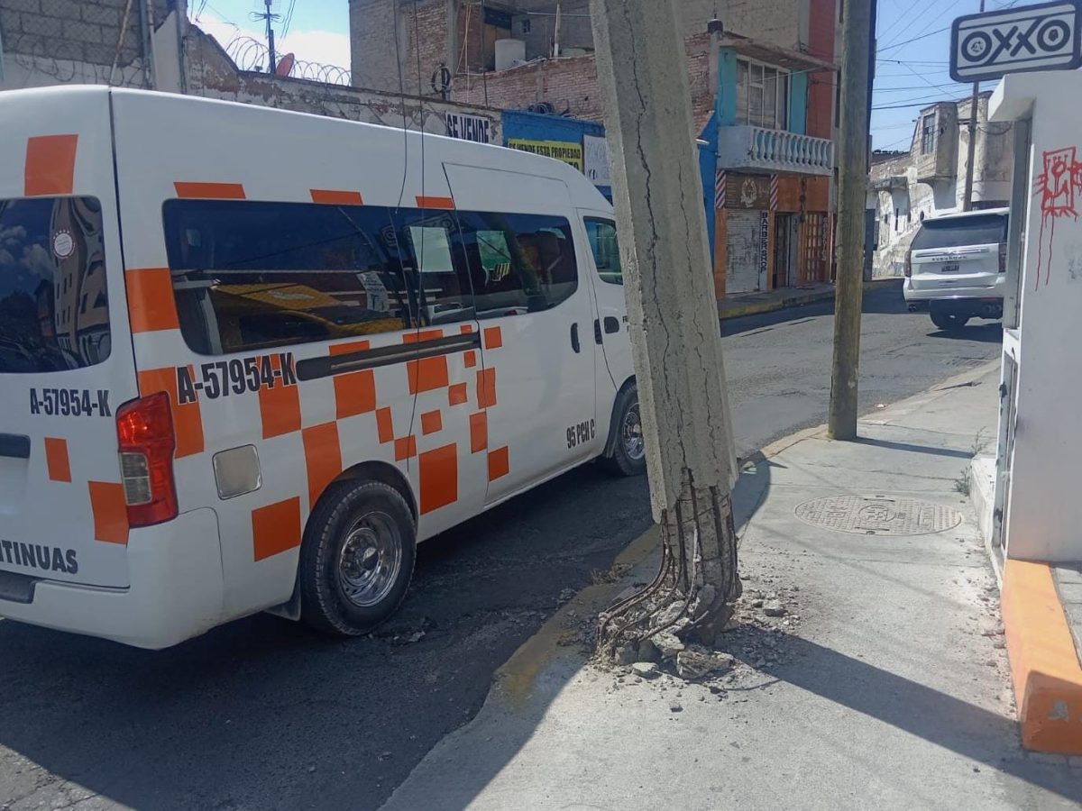 A punto de desplomarse un poste en céntrica calle de Pachuca