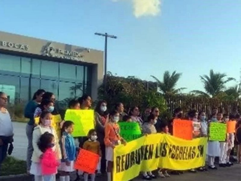 Padres exigen reubicar escuelas contiguas a refinería Dos Bocas ante contaminación
