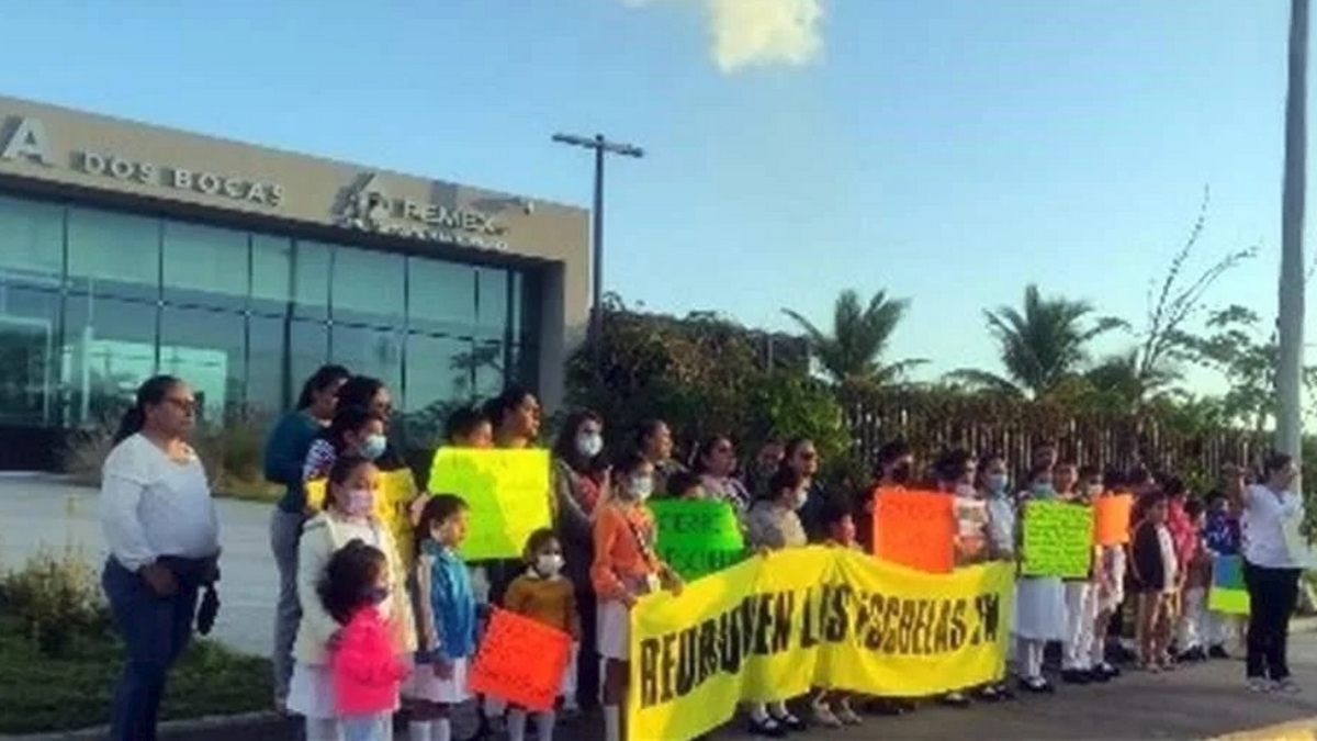 Padres de niños de escuelas refinería Dos Bocas