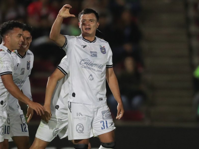 Alí Ávila renueva contrato con los Gallos Blancos de Querétaro