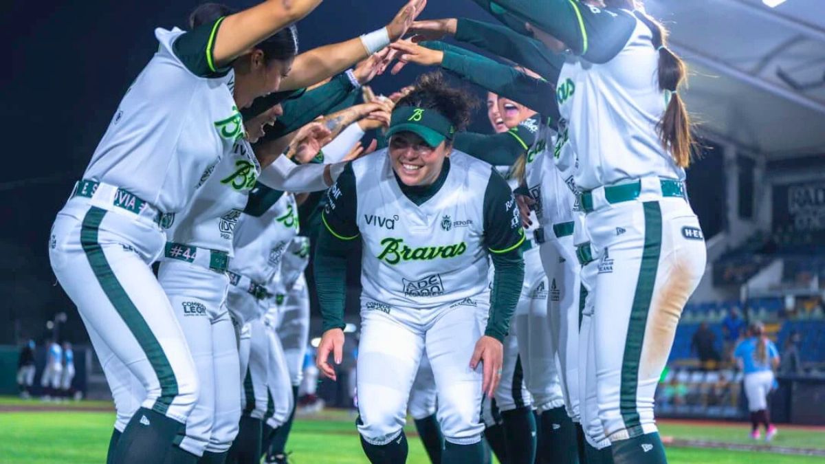 Rachel García es felicitada por sus compañeras tras la victoria de las Bravas de León sobre Algodoneras. Bravas de León.