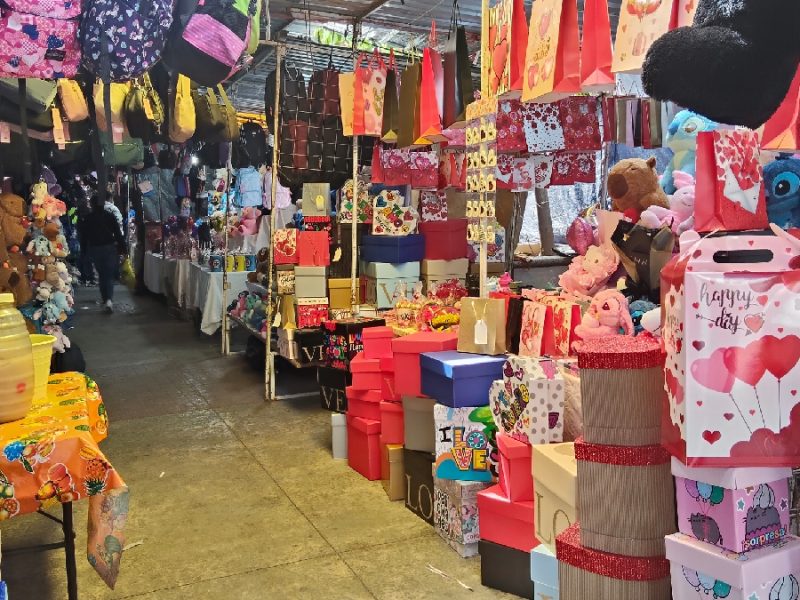 Mes del amor tiñe de rojo la explanada del Mercado Ducoing en San Francisco del Rincón