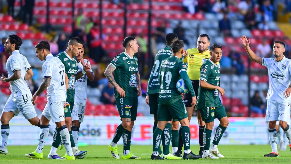 Sebastián Vegas fue expulsado en el Querétaro Vs León. MexSport.