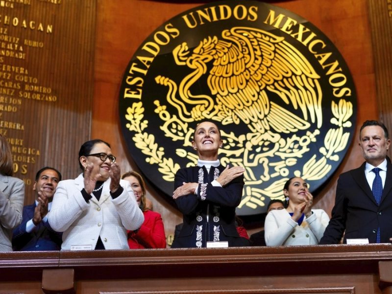 Repite Claudia Sheinbaum que México no se doblega, arrodilla, rinde o vende en día de la Constitución