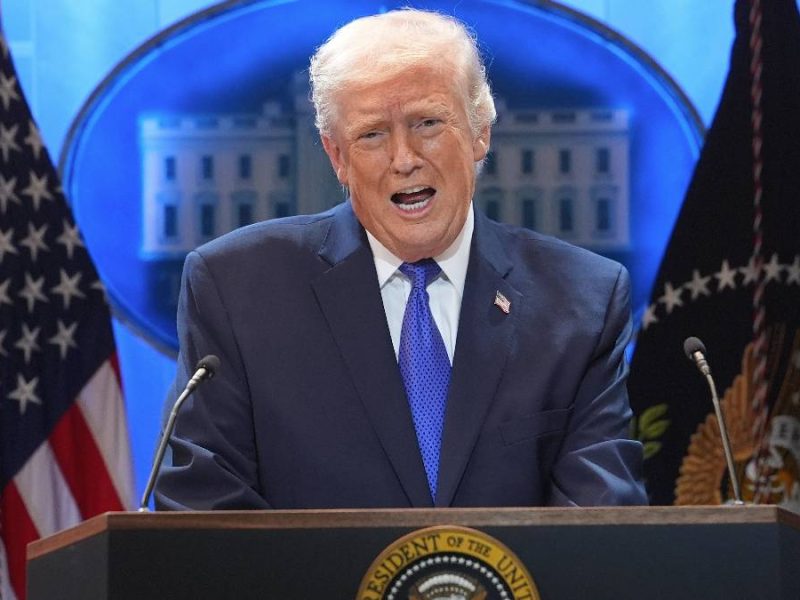 Trump desafía a la Suprema Corte e impone nuevo arancel global del 10 %