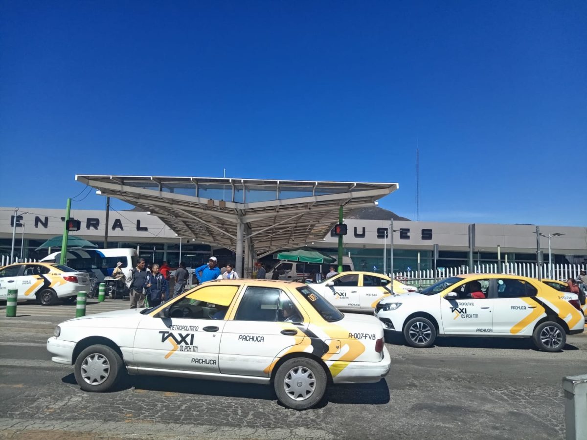 Alcaldía de Pachuca no permitirá dobles filas en bases de taxis