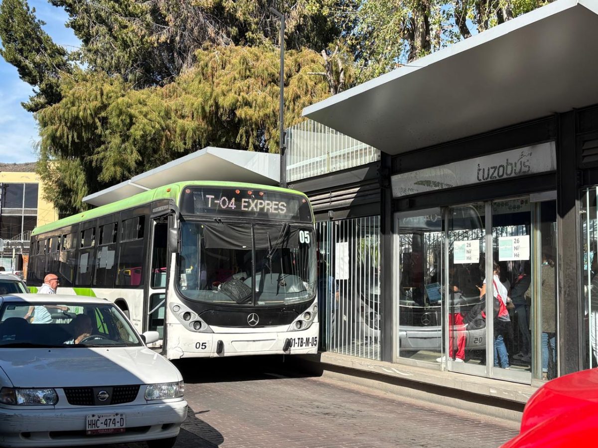 Generar conciencia antes de multar por invadir carril de Tuzobús, dice Semot