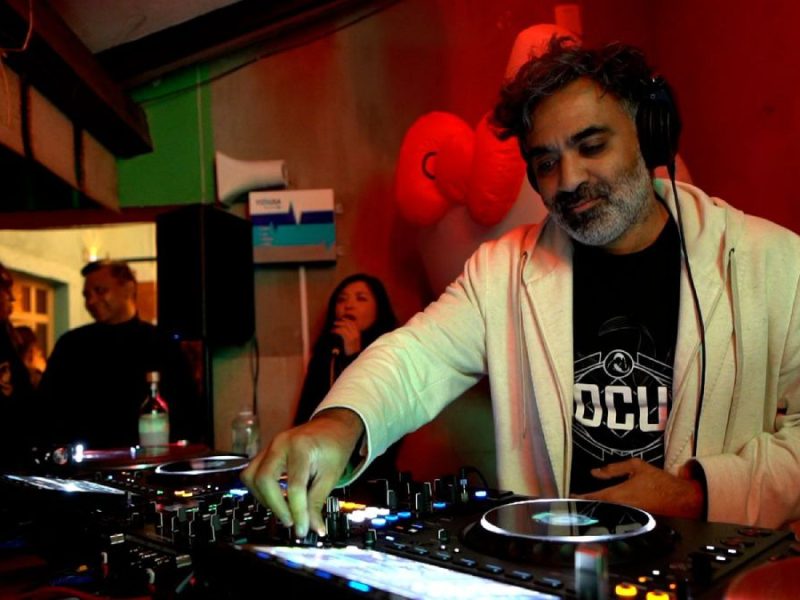 “Under Cover 001” conquista con electrónica internacional y techno al barrio de San Juan de Dios