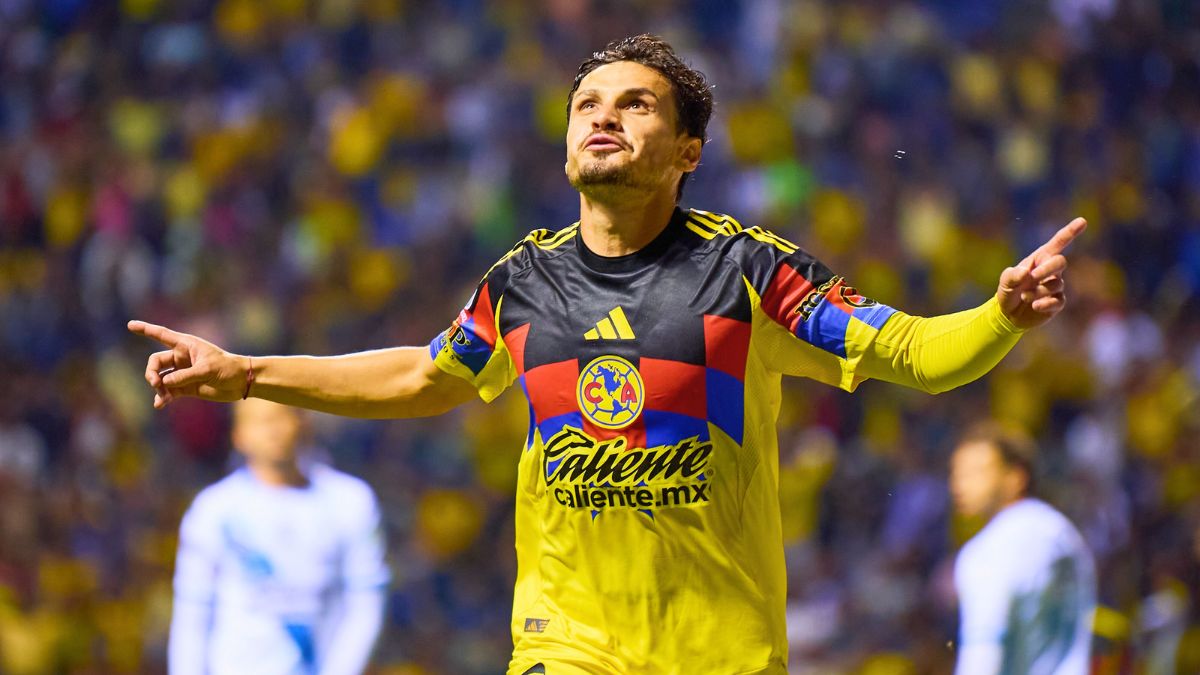 Veiga celebra el primero del América sobre el Puebla. MexSport.