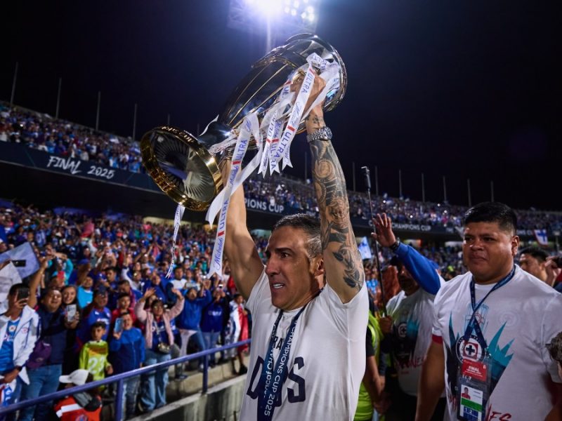 Vicente Sánchez, extécnico de Cruz Azul, ahora dirigirá en Ecuador