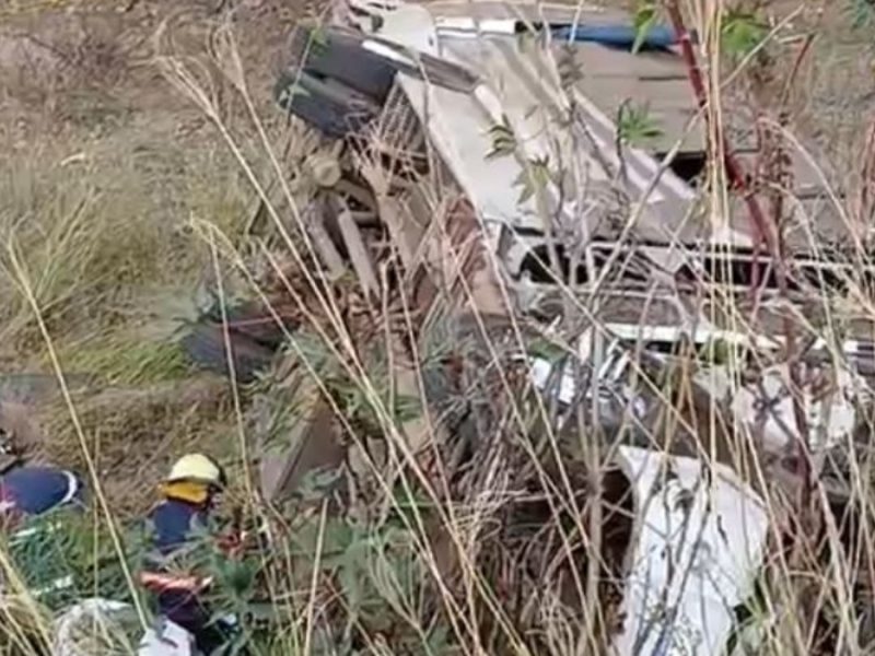Un jornalero muerto y 20 heridos deja volcadura de camión en carretera de Pénjamo