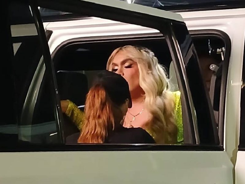 Wendy Guevara convierte el Palenque en set de grabación durante show de Banda MS