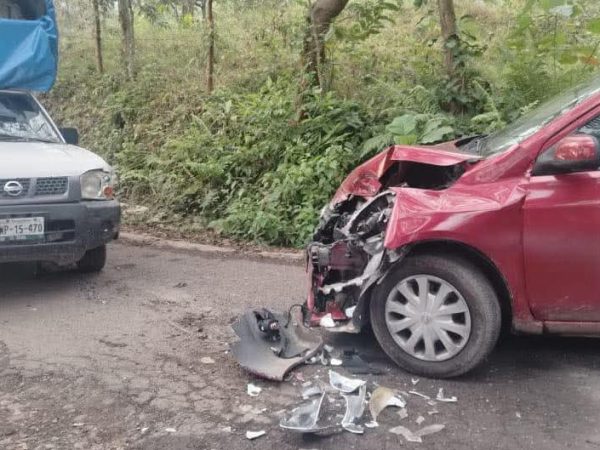 Accidente vial en la San Juan–Mazahapa deja a docente herida