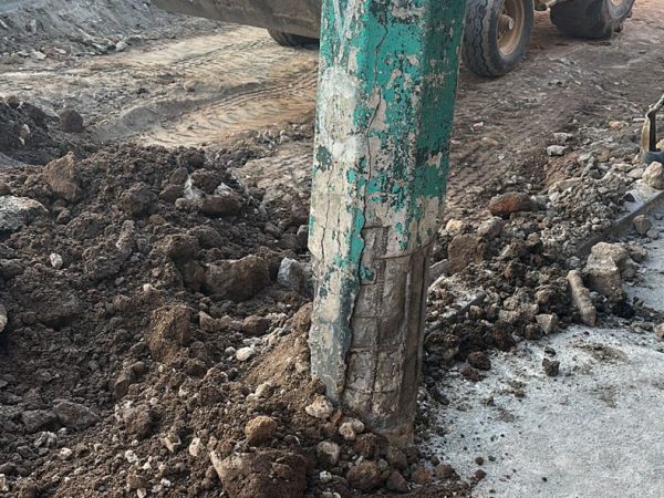 Vecinos alertan riesgo por poste dañado en la Morelos