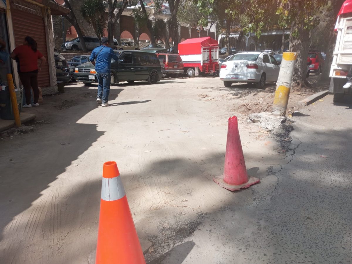 Crítica falta de estacionamiento en torno al mercado Benito Juárez