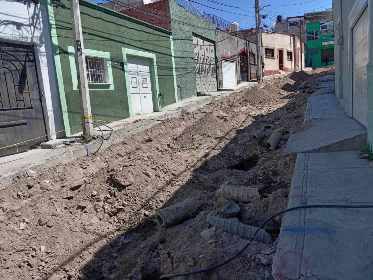 “Cocheras cerradas y falta agua”: obra en céntrica calle de Pachuca