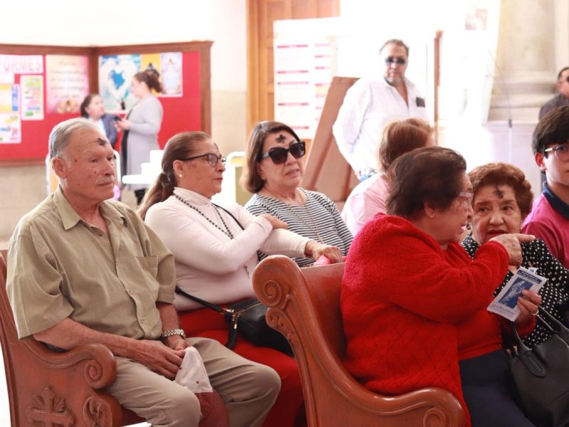 Fieles acuden a Miércoles de Ceniza en La Villita