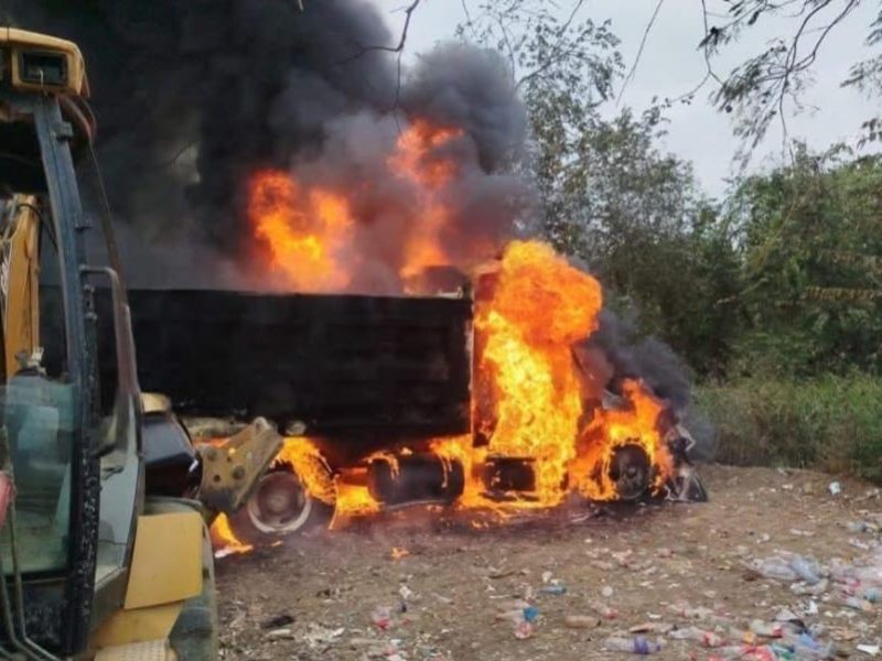Incendian dos tractocamiones en relleno sanitario de la Huasteca